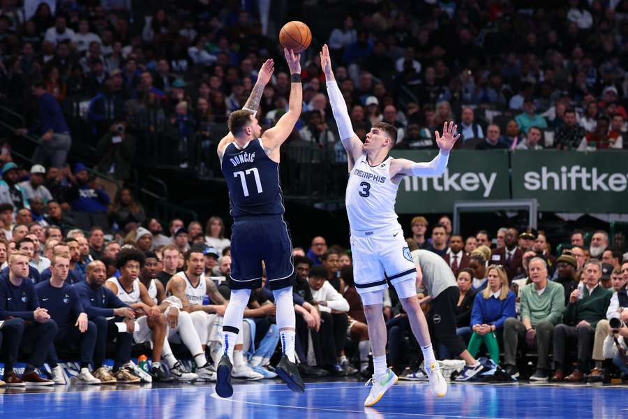 Doncic ejecuta un triple.
