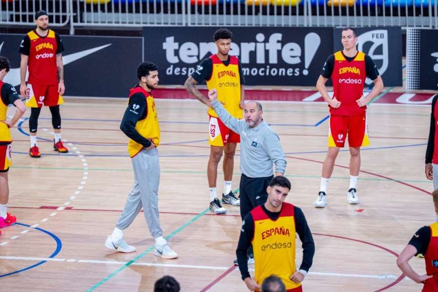 Chus Mateo, dirigiendo un entrenamiento de España en Guadalajara Chus Mateo, dirigiendo un entrenamiento de España en Guadalajara