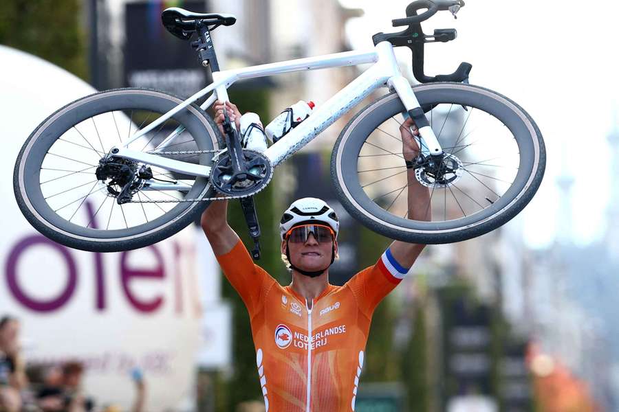 Mathieu van der Poel, en la meta tras ganar el Mundial de gravel