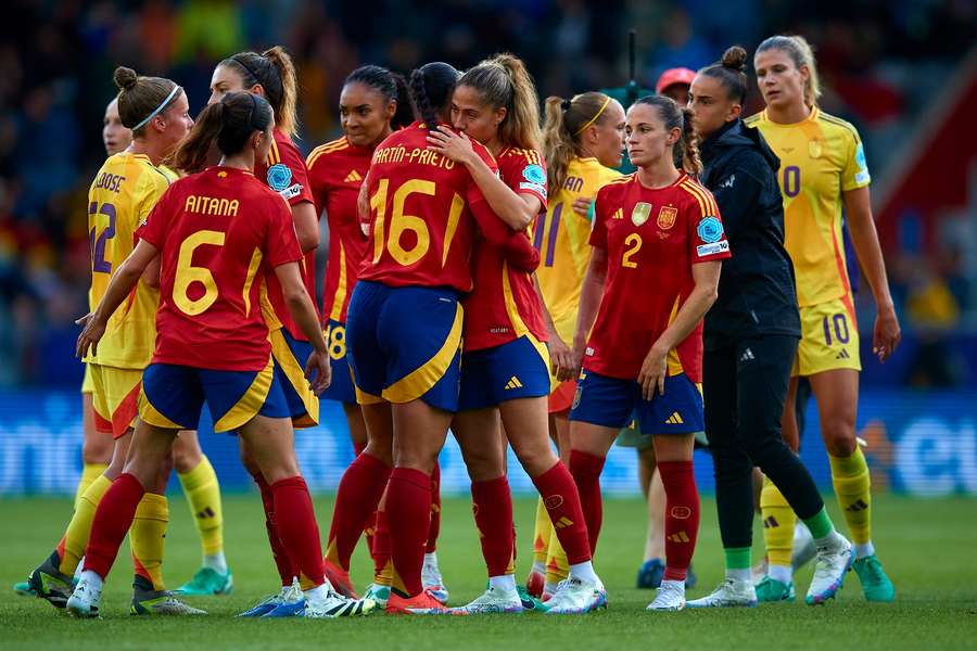 Aitana, de volta ao 6, com as suas companheiras de equipa a festejar a vitória.