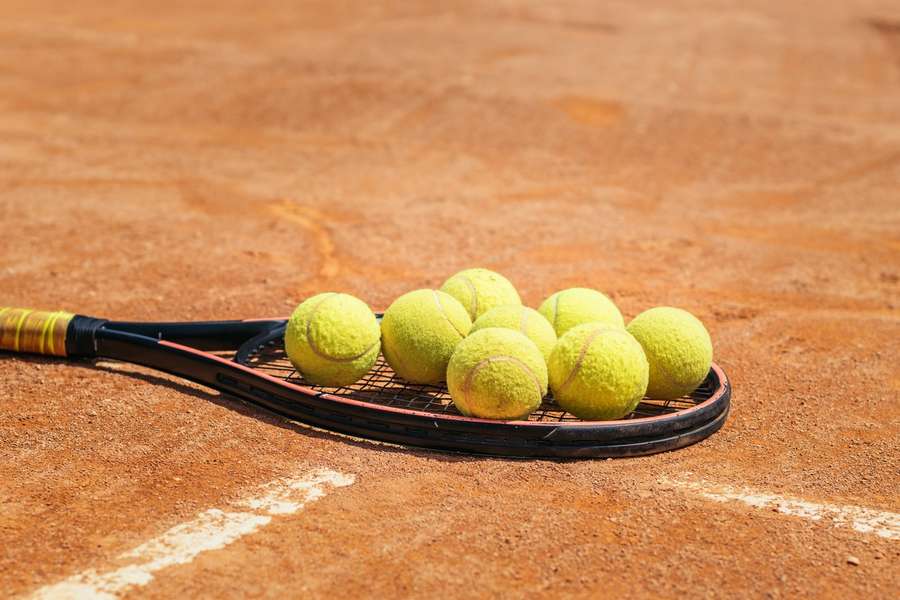 Een tacket met acht tennisballen