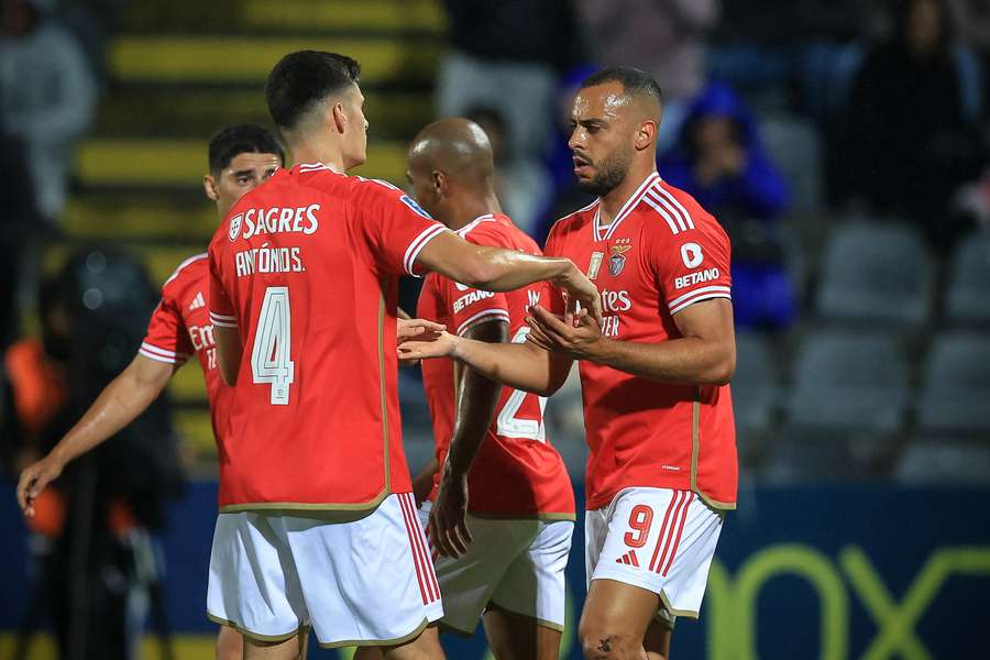 Arthur Cabral (direita) entrou na segunda parte e fez o segundo golo