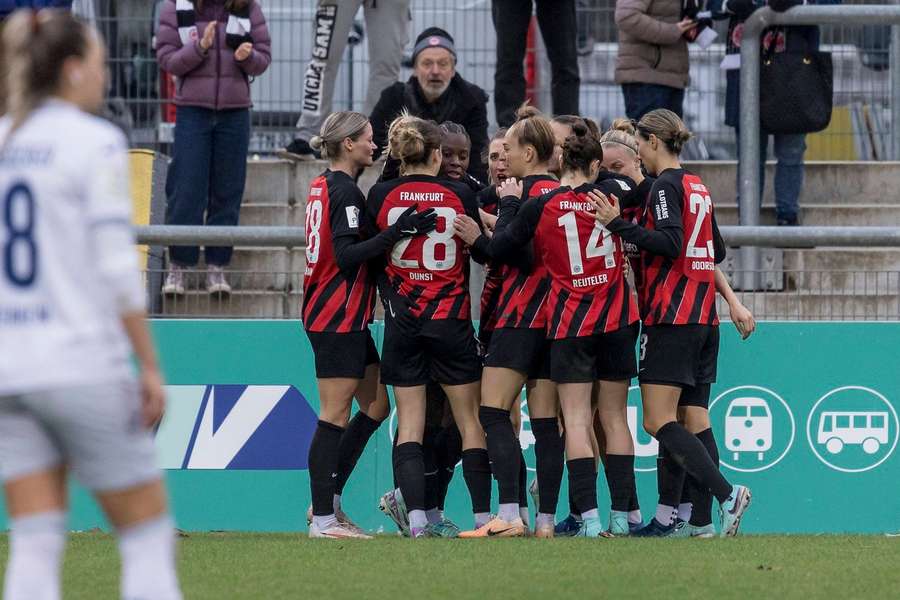 Die Eintracht-Frauen bejubeln den Treffer von Nicole Anyomi zum 2:1.