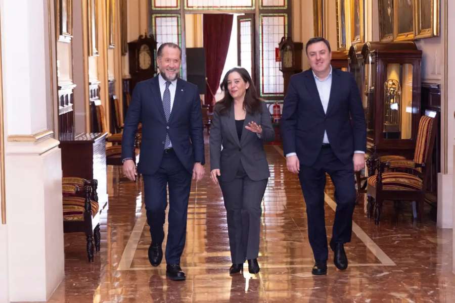 La alcaldesa de La Coruña, entre el presidente de la Diputación y el del Deportivo de la Coruña La alcaldesa de La Coruña, entre el presidente de la Diputación y el del Deportivo de la Coruña