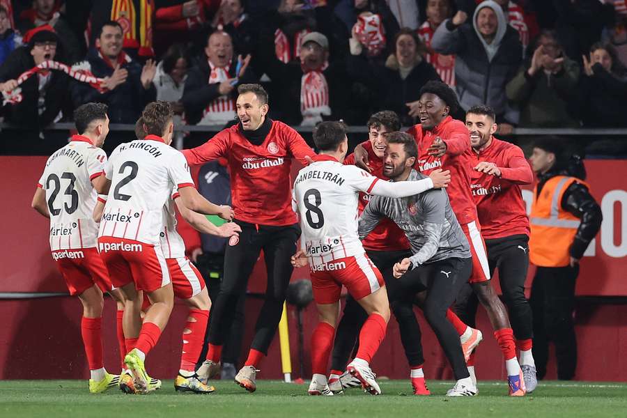 I giocatori del Girona festeggiano dopo il gol