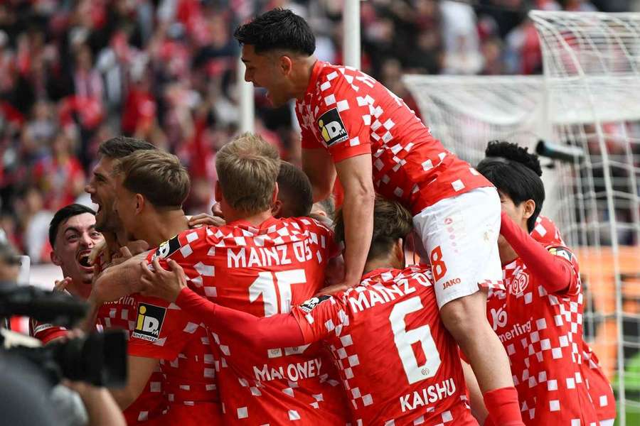 Mainz celebrate their vital goal