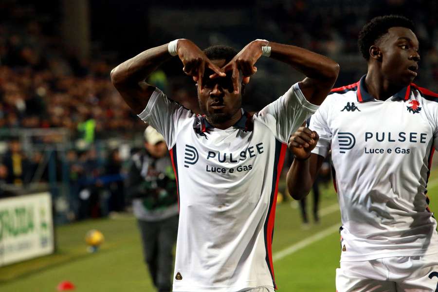 Maxwel Cornet z Cagliari świętuje zdobycie bramki w meczu z Genoą.