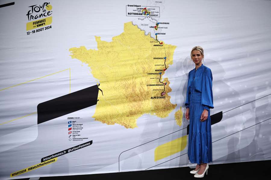 La directora del Tour femenino junto al cartel con el recorrido de 2024