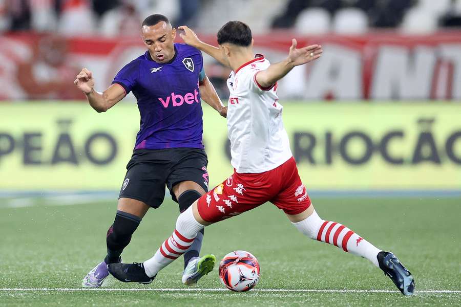 Primeiro tempo terminou sem bola na rede Primeiro tempo terminou sem bola na rede