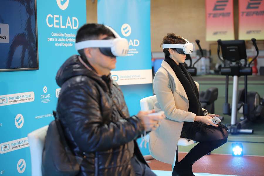Ejemplo de personas accediendo a un control antidopaje en realidad virtual