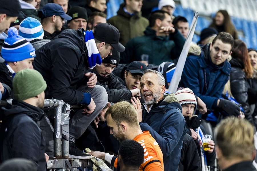 Een moedige Adrie Poldervaart staat de harde kern van De Graafschap te woord