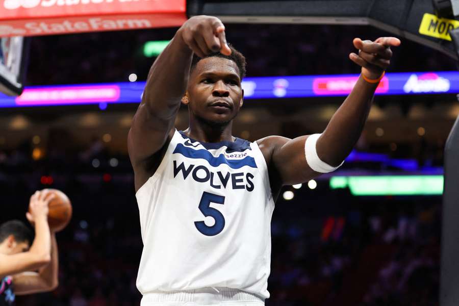 Edwards zaznamenal 33 bodov.