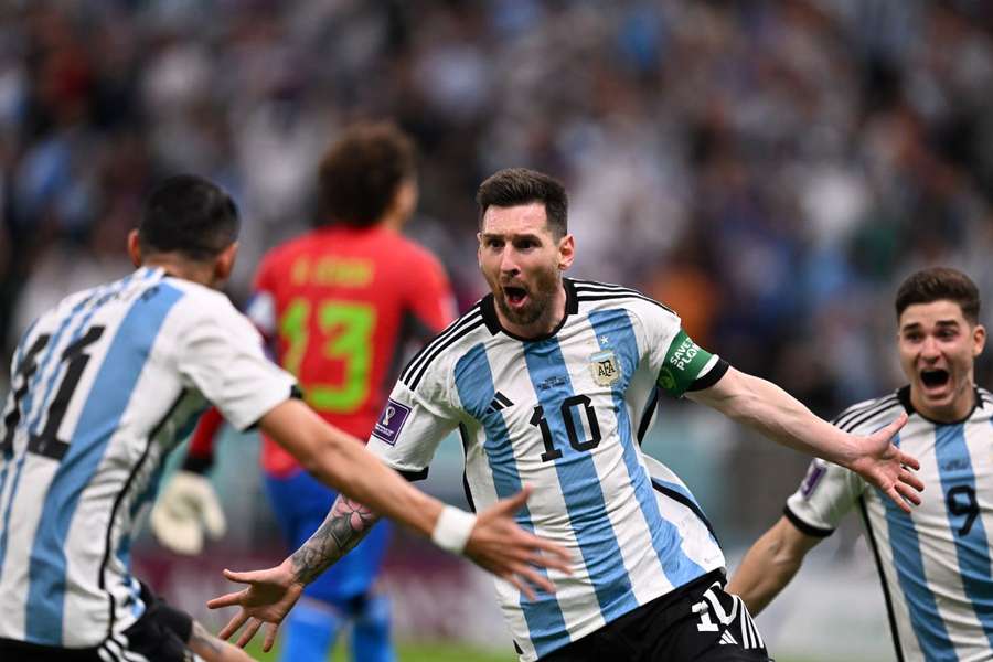 Mondiali,  due perle di Messi e Fernandez tengono a galla Scaloni: 2-0 al Messico