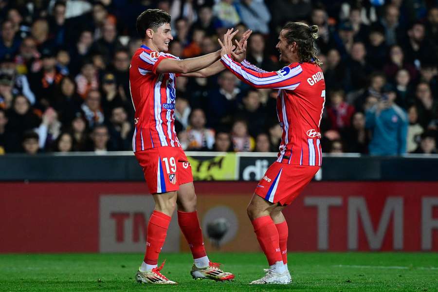 Julián Álvarez e Griezmann festejam o segundo golo do Atlético em Valência