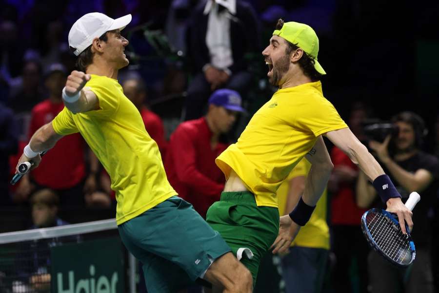 Jordan Thompson (r.) und Matthew Ebden bejubeln den Einzug Australiens ins Davis Cup-Halbfinale.