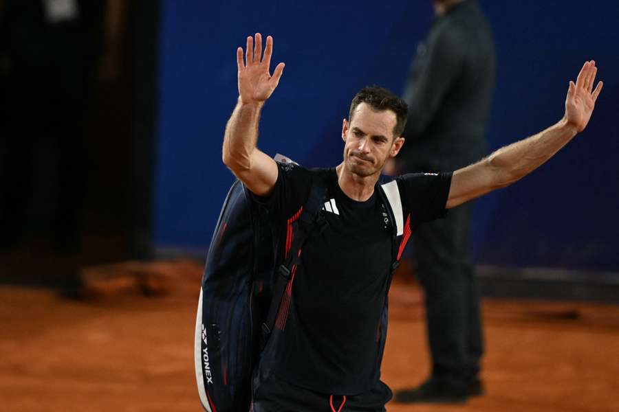 Britain's Andy Murray waves goodbye after playing with Britain's Daniel Evans against US' Taylor Fritz and US' Tommy Paul