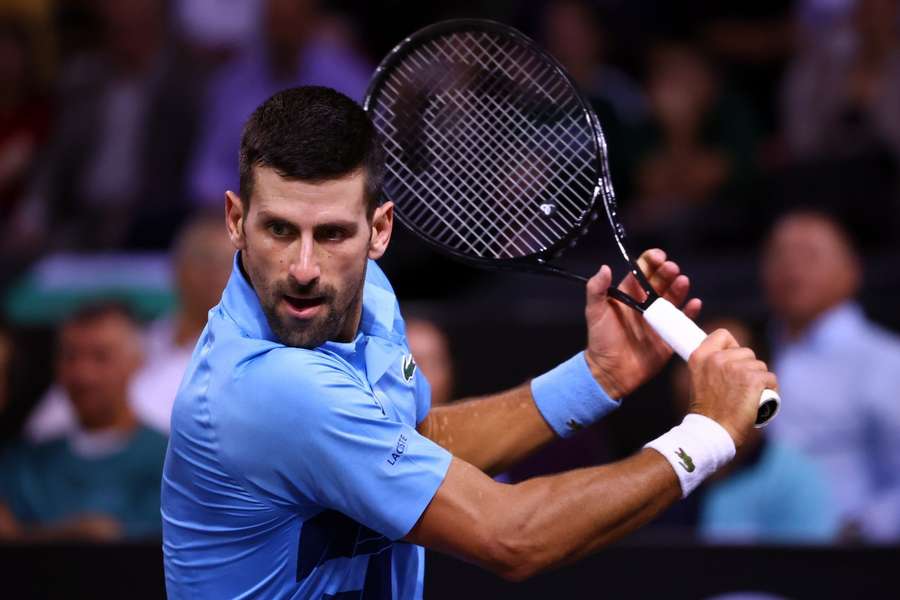 Novak Djokovic plaatste zich door twee gewonnen tiebreaks voor de derde ronde