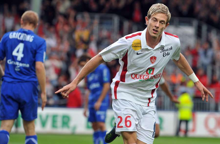 L’attaquant brestois Nolan Roux célèbre son but lors de Brest – Auxerre, le 14 août 2010 au stade Francis-Le Blé.