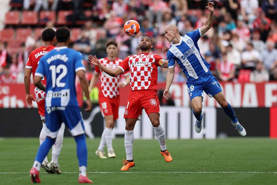El Alavés reina en Girona.
