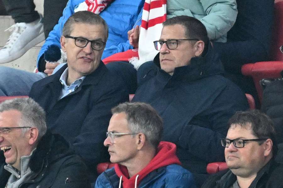 Jan-Christian Dreesen (l.) an den Seite von Bayern-Sportvorstand Max Eberl.