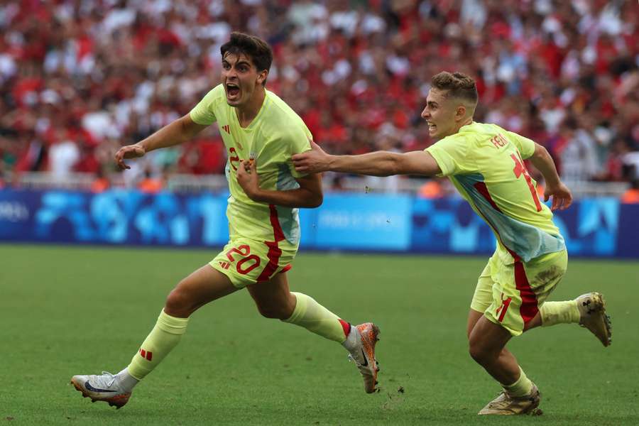 Juanlu festeja com Fermín, o seu assistente, o golo da vitória espanhola