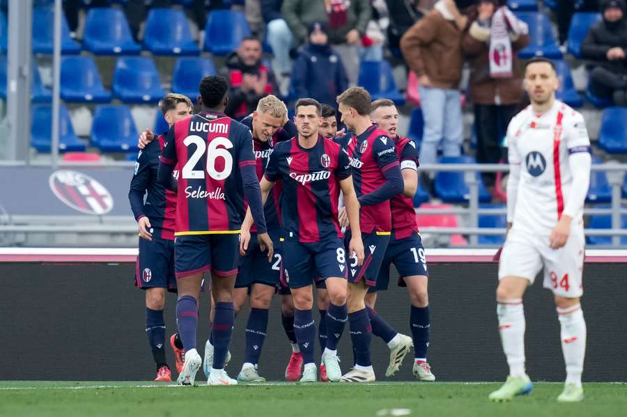 El Bolonia celebra el 2-1 de Odgaard