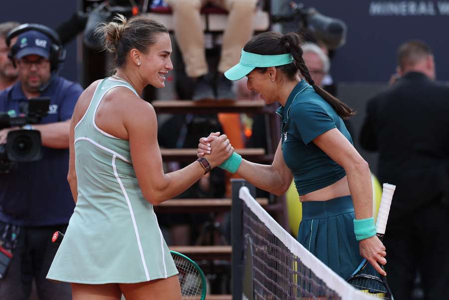 Sorana Cirstea cumprimenta a bielorrussa Aryna Sabalenka após vencer o duelo da terceira ronda
