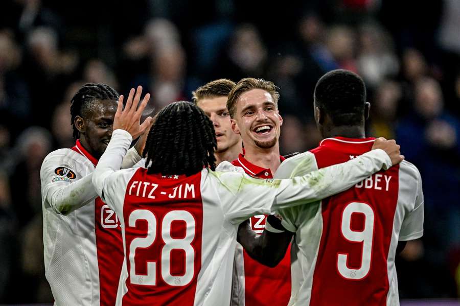 Kenneth Taylor viert zijn fantastische 2-0 tegen Maccabi