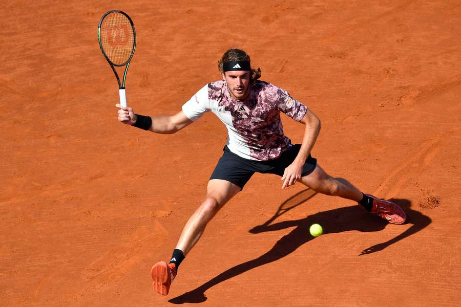 Tsitsipas, deslizándose en la tierra batida de Barcelona