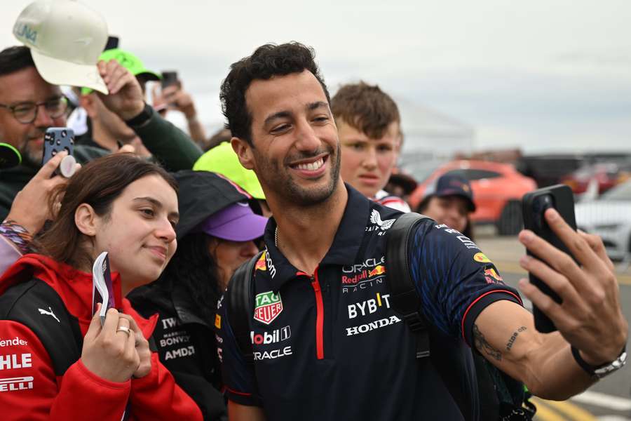 Ricciardo, tomándose una foto con una aficionada