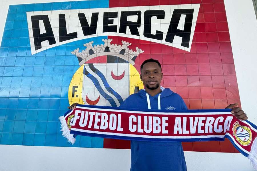 André Bukia volta ao futebol português André Bukia volta ao futebol português