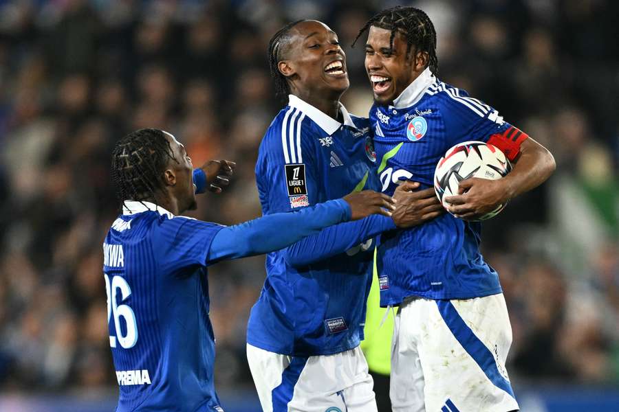 Andrey Santos célèbre son but contre l'OL avec Emanuel Emegha et Dilane Bakwa