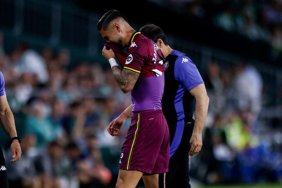 Javi Sánchez se retira lesionado en el Benito Villamarín.
