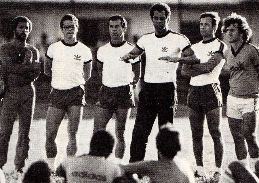 Capita treinando o Fla ao lado de Zico (dir.) e Júnior (esq.) Capita treinando o Fla ao lado de Zico (dir.) e Júnior (esq.)