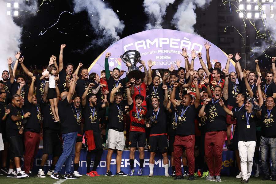 A festa do Sport Recife com o troféu do Pernambucano