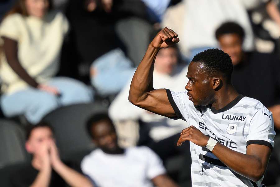 Arnaud Kalimuendo célébrant ses buts.