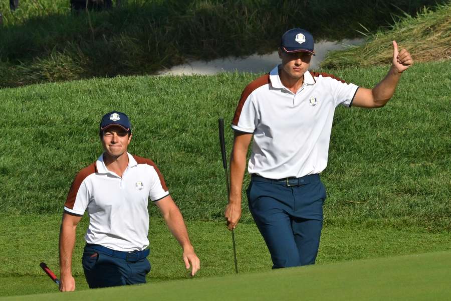 De Noor Viktor Hovland (L) en de Zweed Ludvig Aberg (R)  tijdens hun recordscore