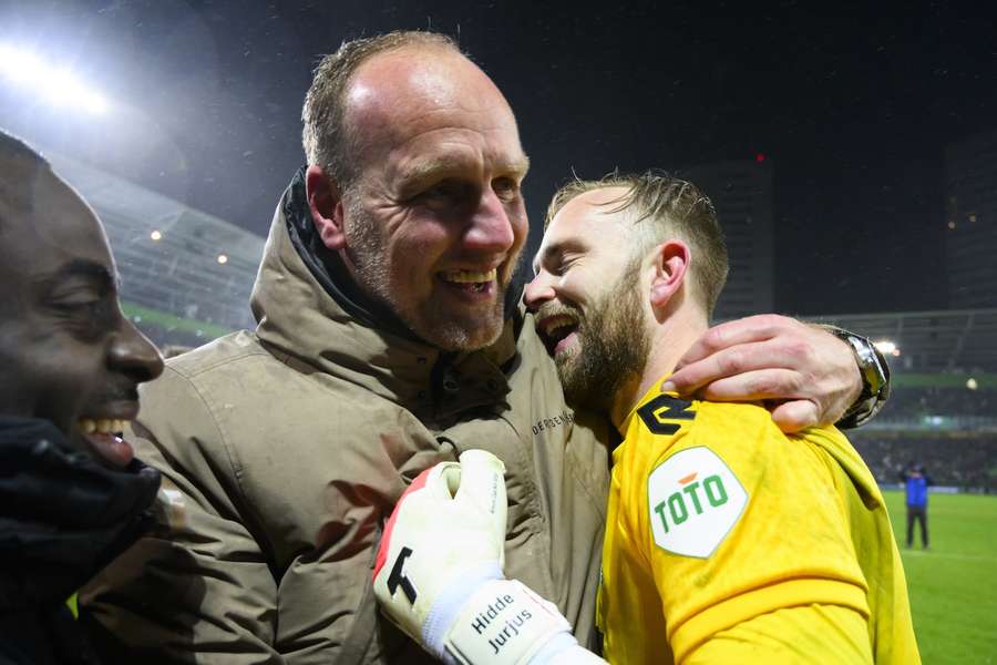 Lukkien en doelman Jurjus na de gewonnen penaltyreeks