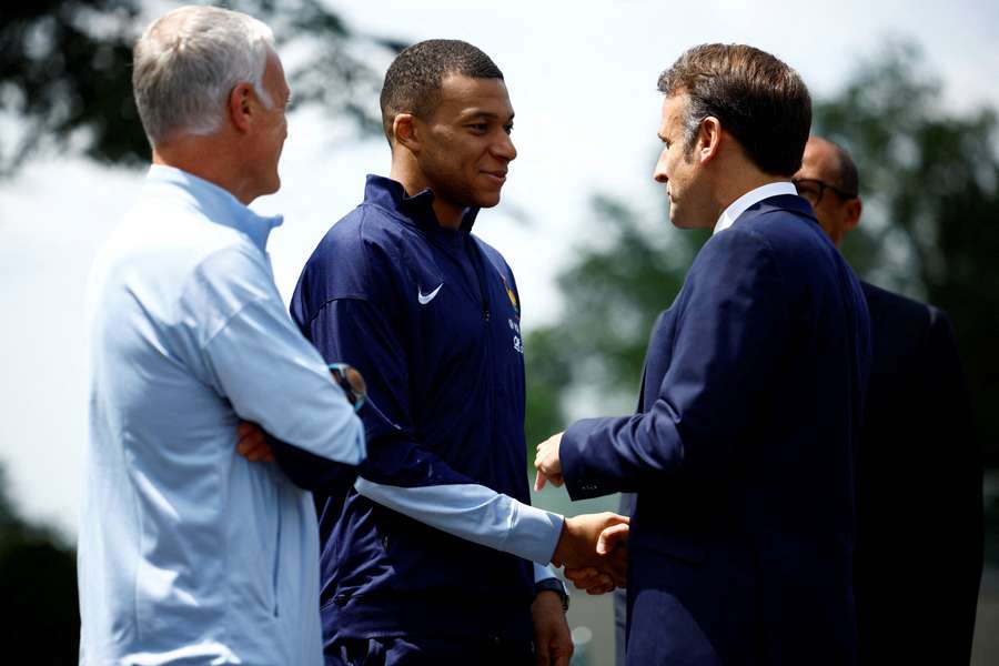 Emmanuel Macron con Mbappé al campo di allenamento della Nazionale francese