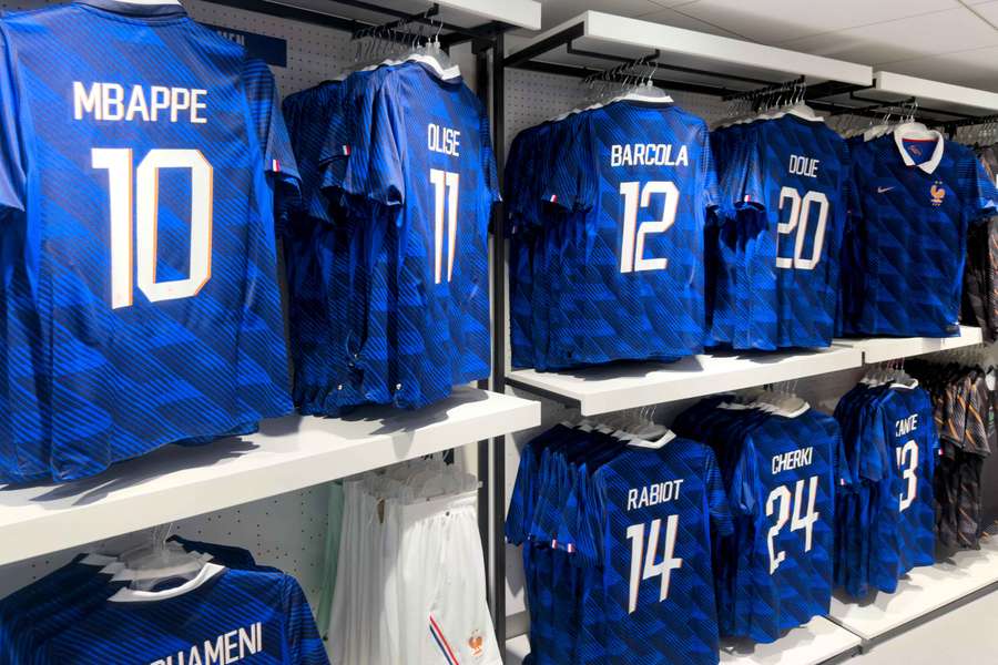 Zinedine Zidane, favorit să-i ia locul lui Deschamps Zinedine Zidane, favorit să-i ia locul lui Deschamps