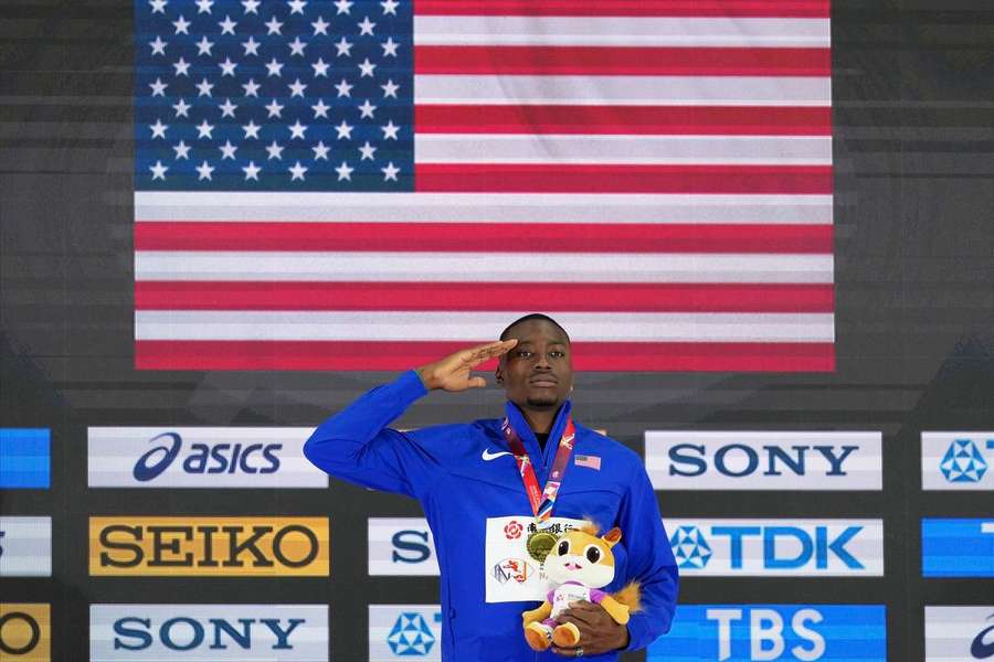 Grant Holloway foi ouro nos 60 metros barreiras