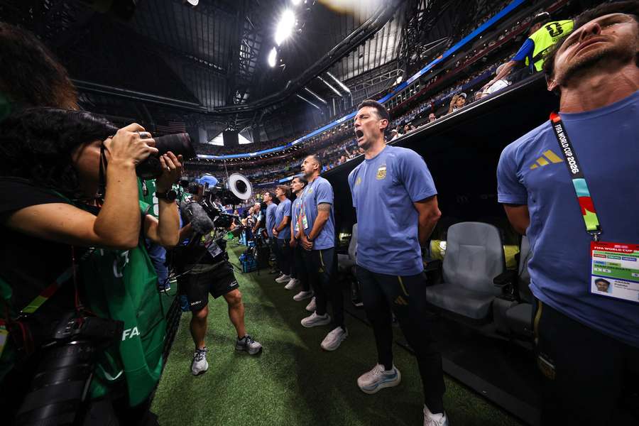 Scaloni canta hino argentino a plenos pulmões antes de jogo histórico contra a Inglaterra Scaloni canta hino argentino a plenos pulmões antes de jogo histórico contra a Inglaterra