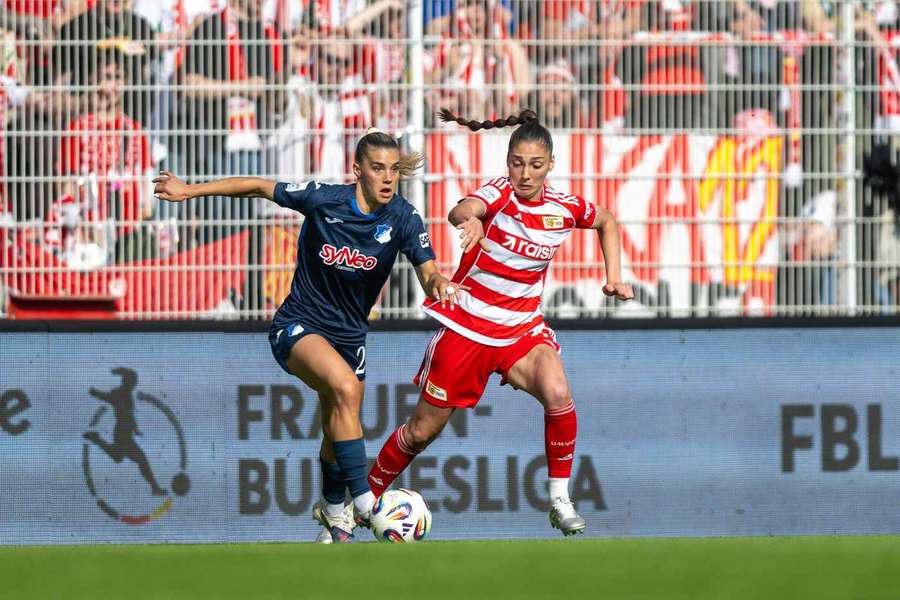Selina Cerci im Dribbling.