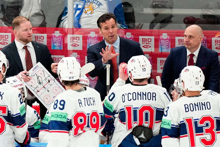 Headcoach David Quinn gibt Anweisungen an Tuch und Co