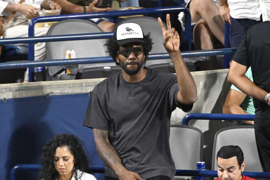 Kawhi Leonard disfruta de un partido de tenis Kawhi Leonard disfruta de un partido de tenis