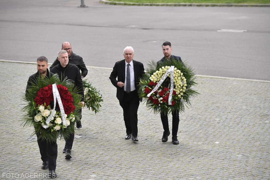 Anghel Iordănescu a fost prezent la Arena Națională pentru a-i aduce un ultim omagiu lui Mircea Lucescu, alături de fiii săi Anghel Iordănescu a fost prezent la Arena Națională pentru a-i aduce un ultim omagiu lui Mircea Lucescu, alături de fiii săi