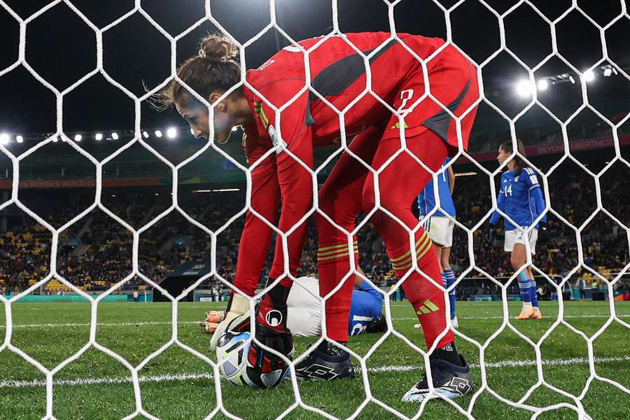 Durante raccoglie la palla dalla rete dopo il gol della Svezia