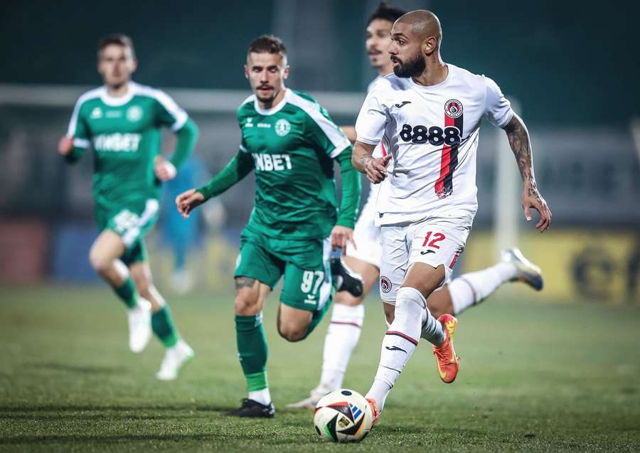 Bruno foi titular absoluto no Lokomotiv Sofia Bruno foi titular absoluto no Lokomotiv Sofia