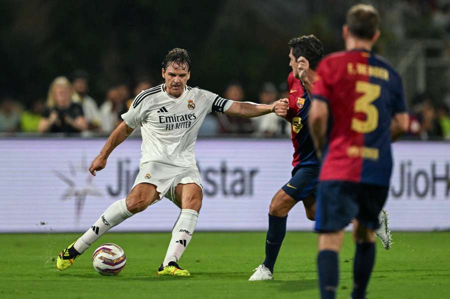 Fernando Morientes, durante el último Clásico de leyendas entre el Real Madrid y el Barcelona el 6 de abril