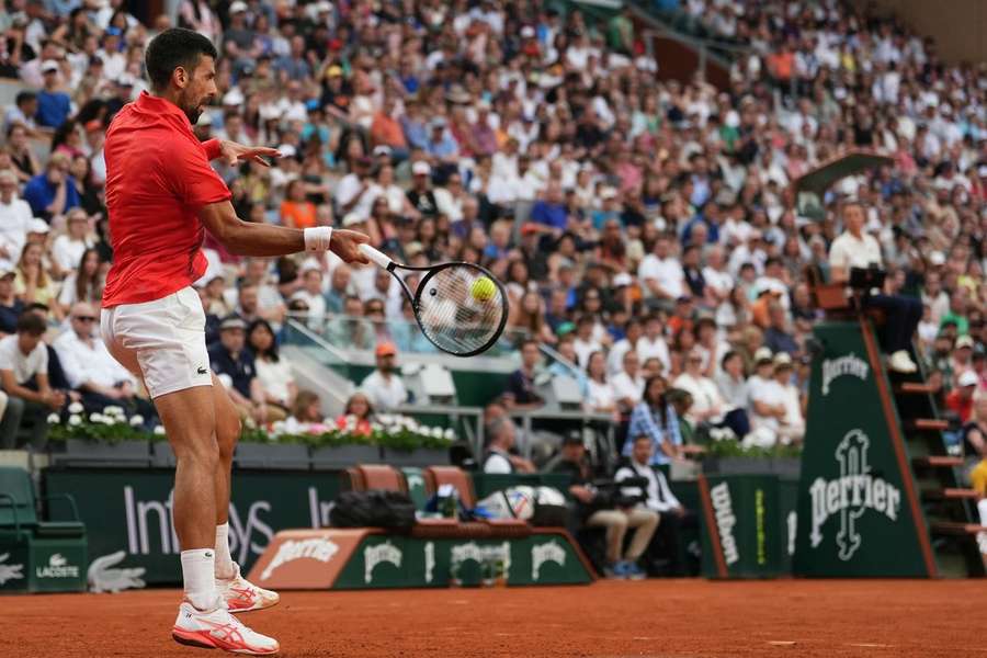 Novak Djokovic em ação em Roland Garros